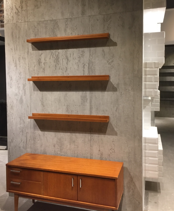 mvdecor_bhvmarais_mur_etageres_bois