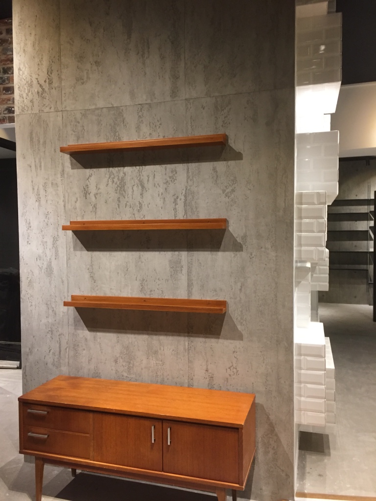 mvdecor_bhvmarais_mur_etageres_bois