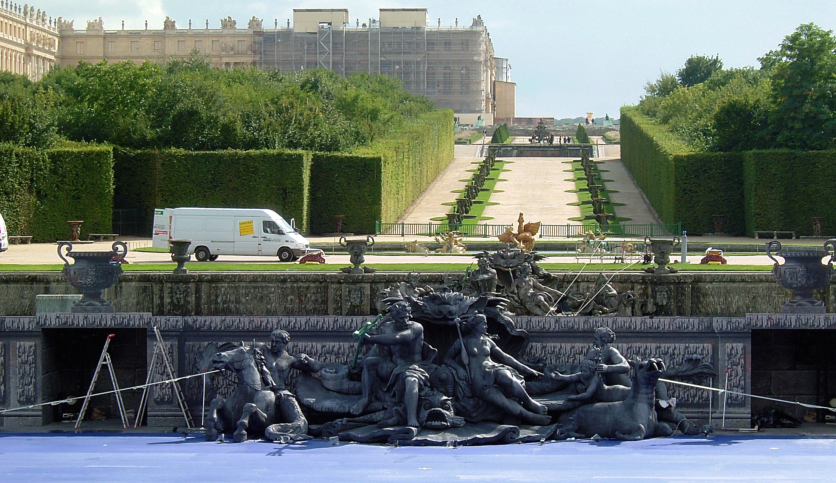 Spectacle "Les Noces de l'enfant Roi" Alfredo Arias / Roberto Platé - Sculpture/Reproduction du Bassin de Neptune - Château de Versailles 2006